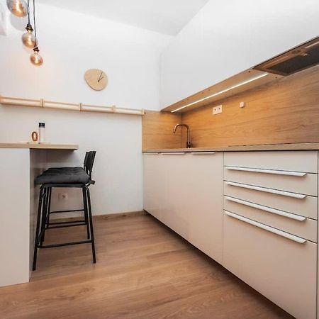 City Center Apartment - Modern & Elegant Братислава Экстерьер фото