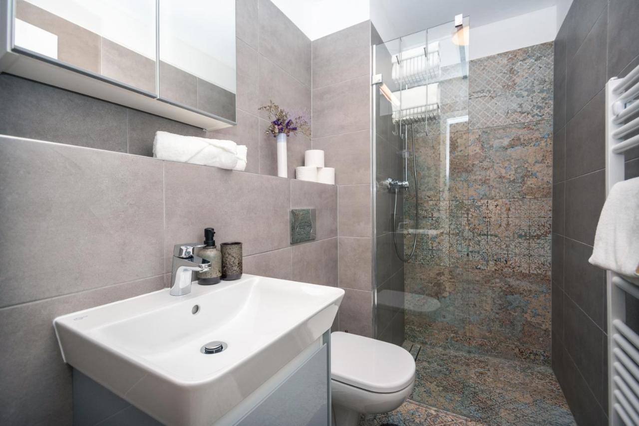 City Center Apartment - Modern & Elegant Братислава Экстерьер фото