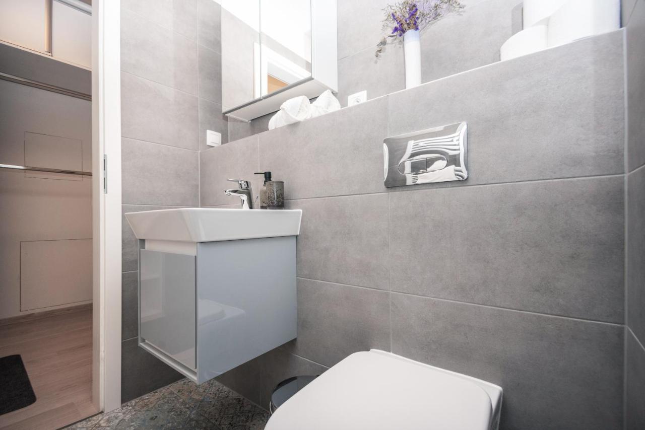 City Center Apartment - Modern & Elegant Братислава Экстерьер фото