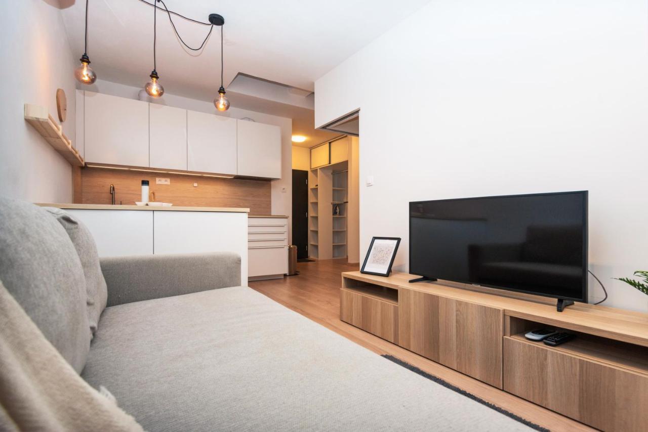 City Center Apartment - Modern & Elegant Братислава Экстерьер фото