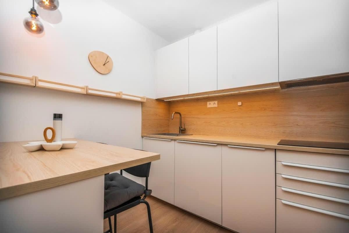 City Center Apartment - Modern & Elegant Братислава Экстерьер фото