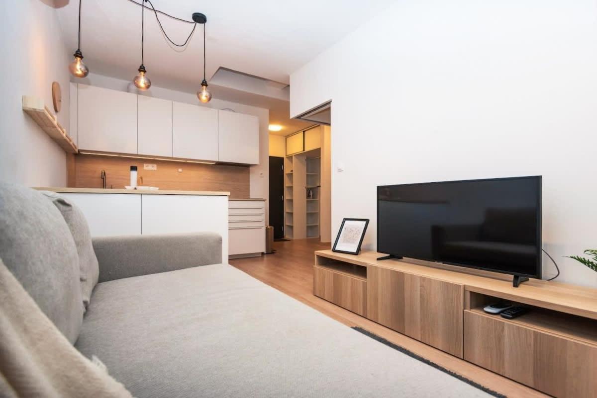 City Center Apartment - Modern & Elegant Братислава Экстерьер фото